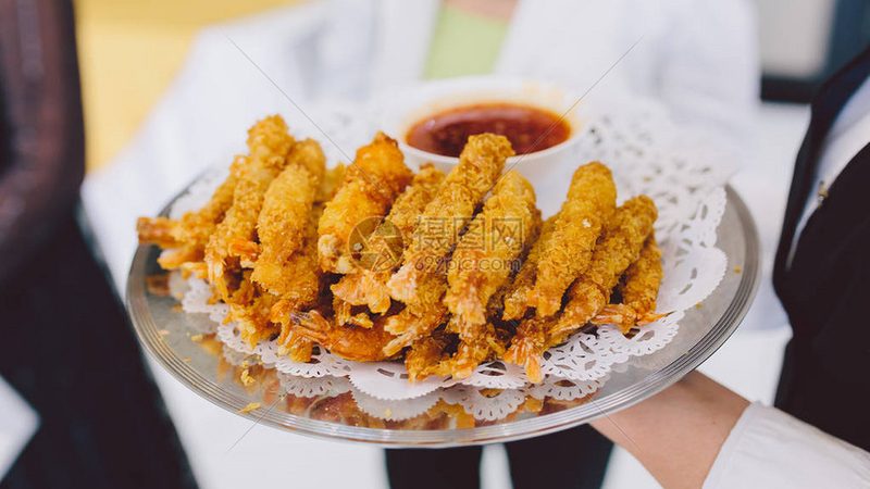 食品招商区域代理费用通常由以下几部分构成：